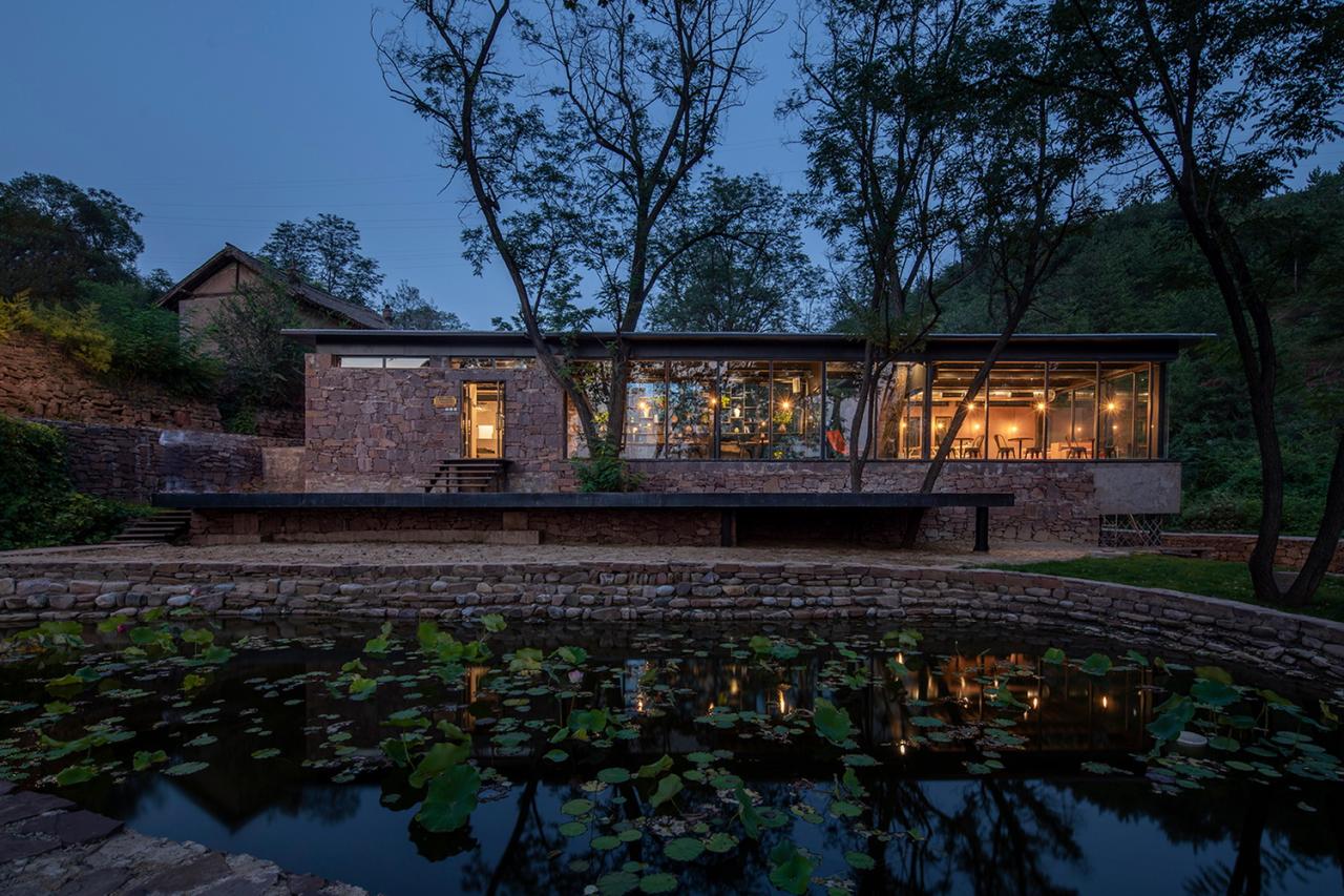 BIM建筑|与树和老土墙共生——军械库咖啡 / 三文建筑