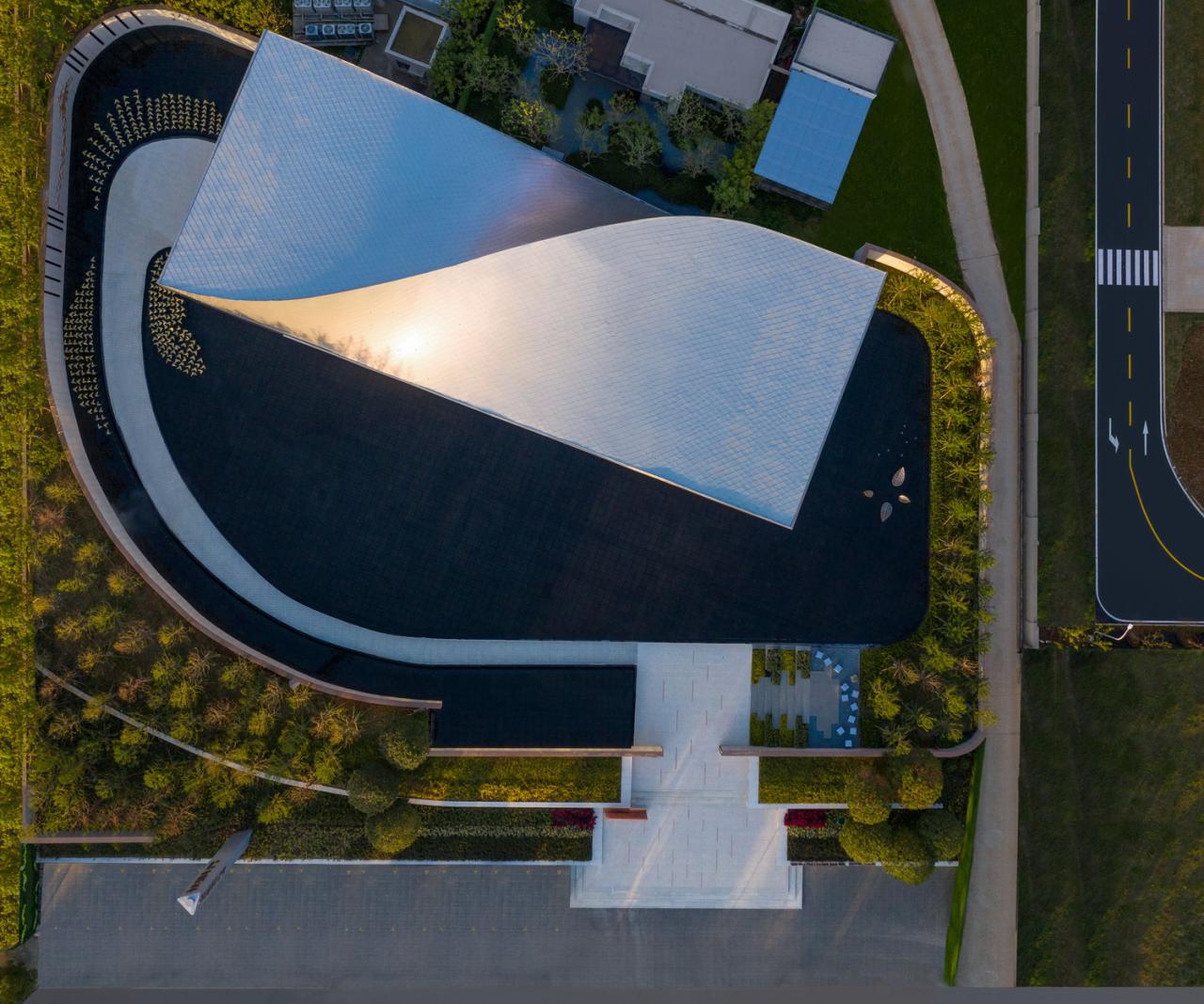 BIM建筑|武汉城建 · 花山印象：旋扭的动感 / 成执设计