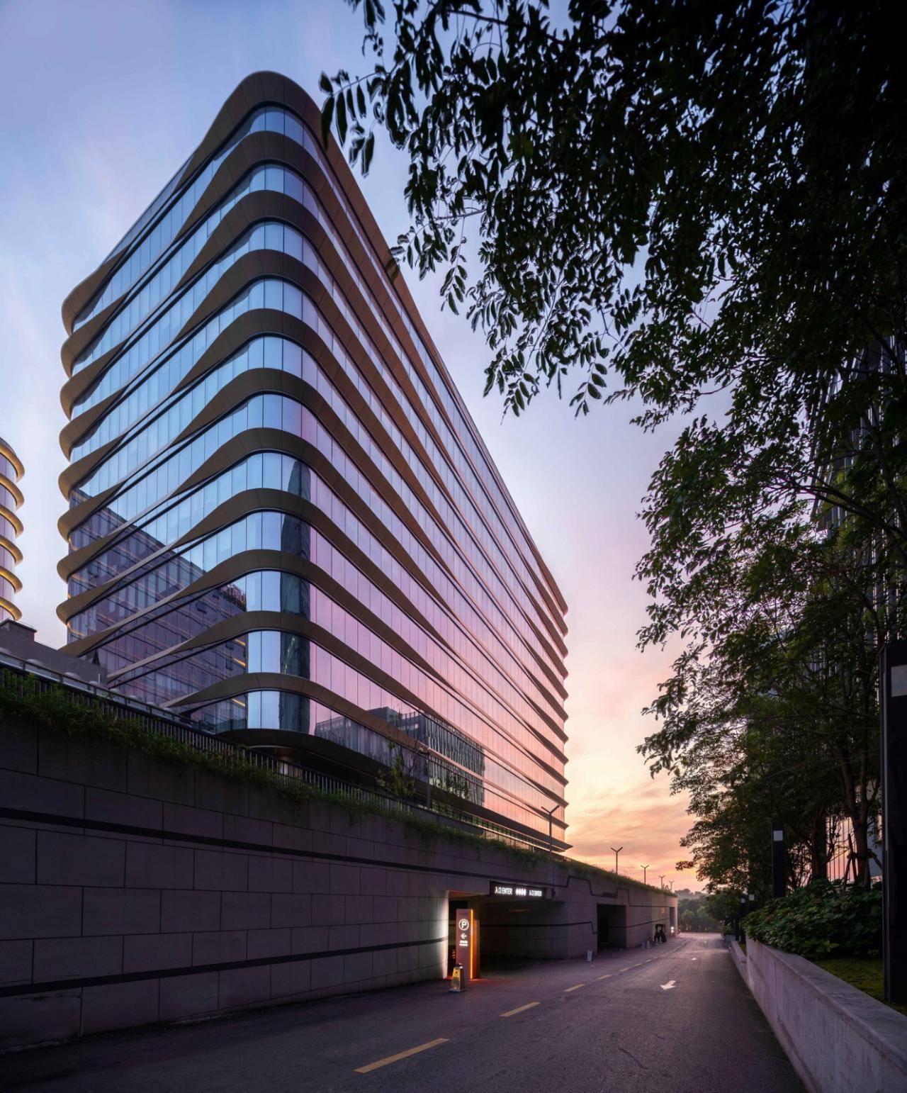 BIM建筑|流动立面平衡方正体量：南京金地威新 ▪ 雨花创新中心 / 成执设计