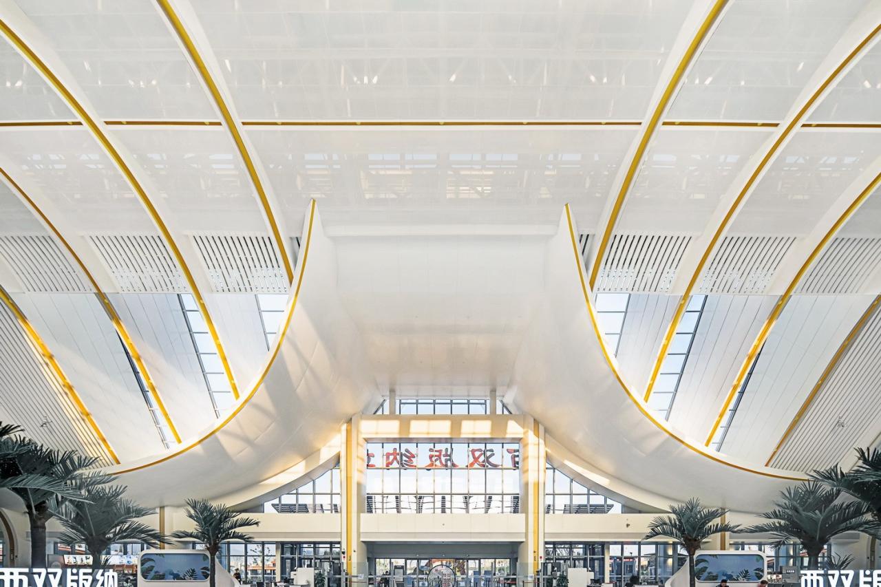 BIM建筑|雀舞彩云：中老铁路-西双版纳站室内设计 / CCDI悉地国际