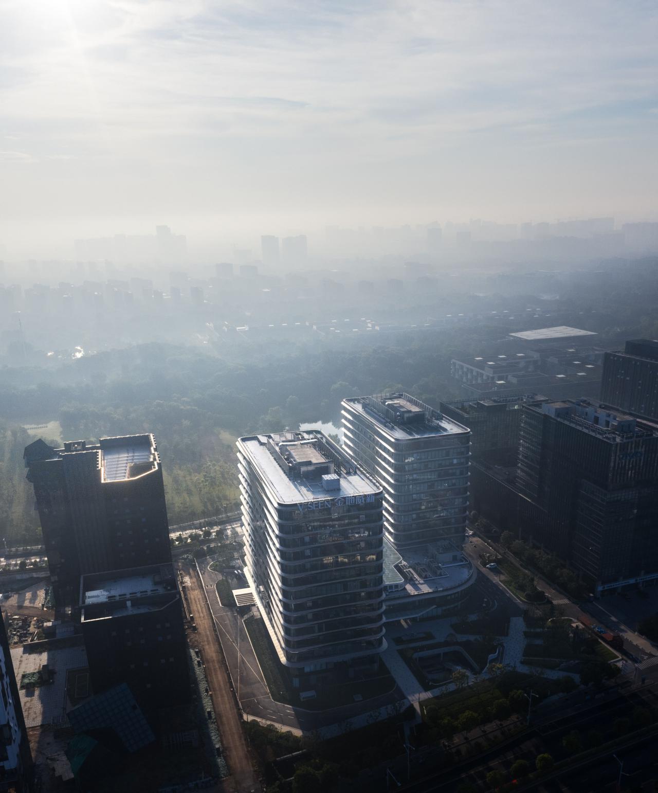 BIM建筑|流动立面平衡方正体量：南京金地威新 ▪ 雨花创新中心 / 成执设计