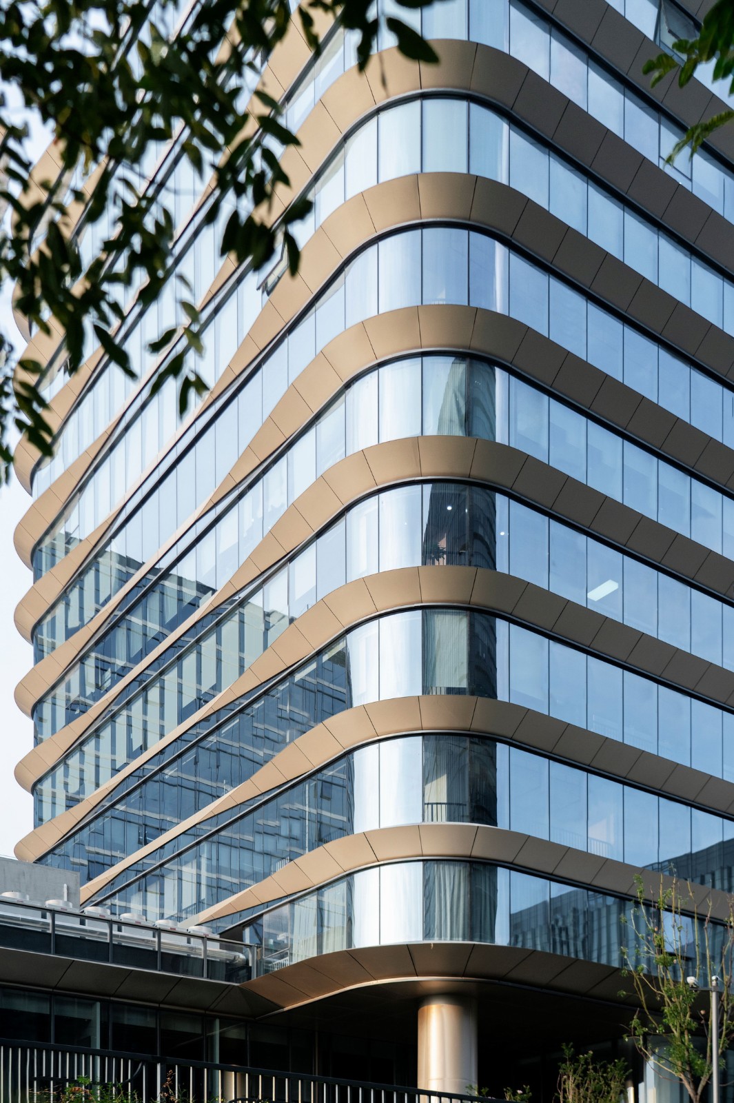 BIM建筑|流动立面平衡方正体量：南京金地威新 ▪ 雨花创新中心 / 成执设计