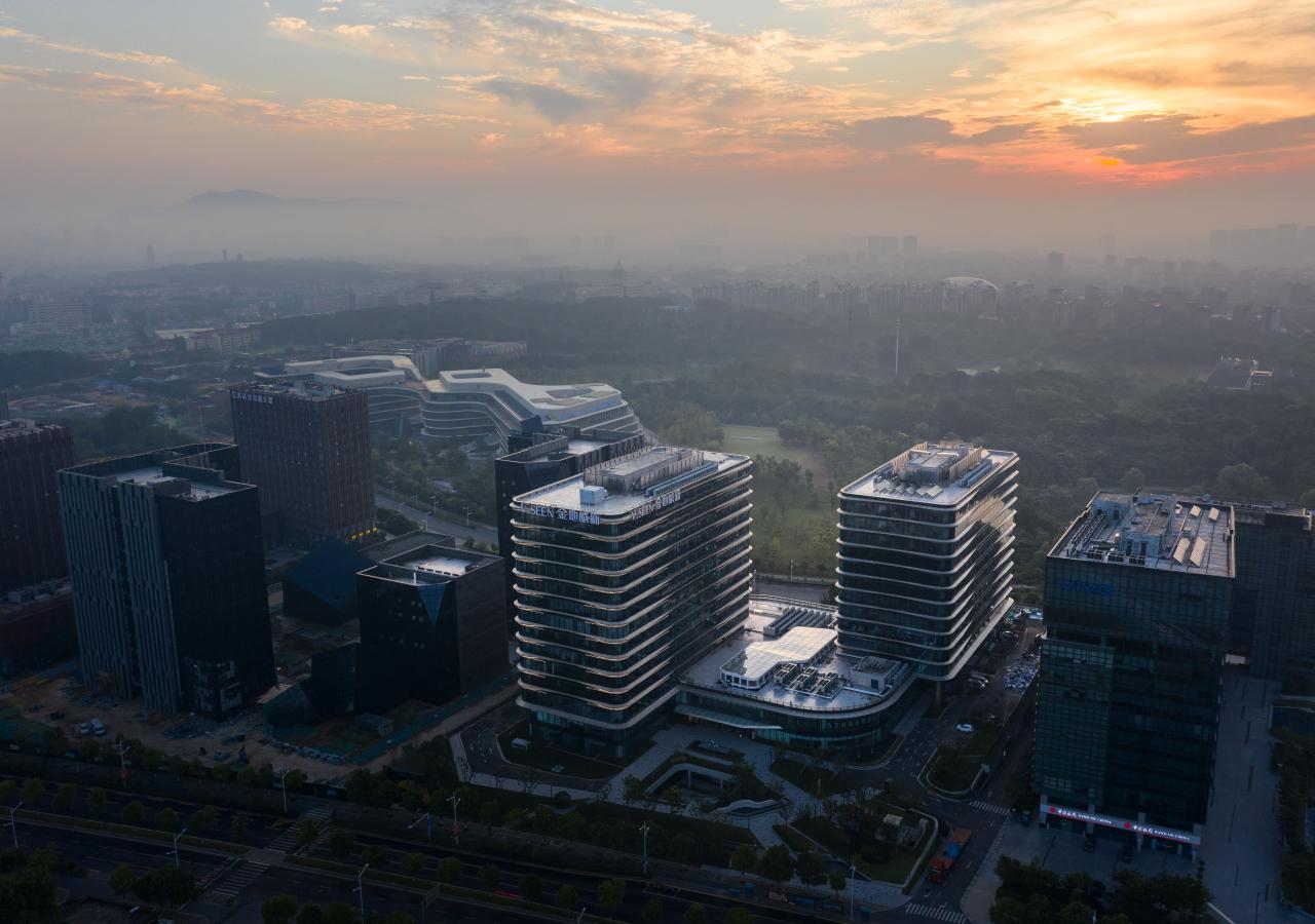 BIM建筑|流动立面平衡方正体量：南京金地威新 ▪ 雨花创新中心 / 成执设计