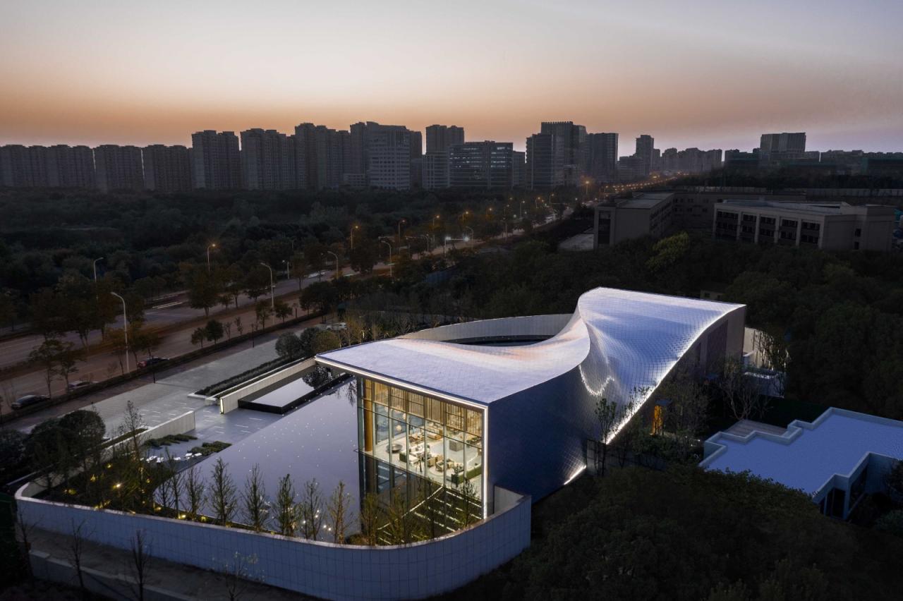 BIM建筑|武汉城建 · 花山印象：旋扭的动感 / 成执设计