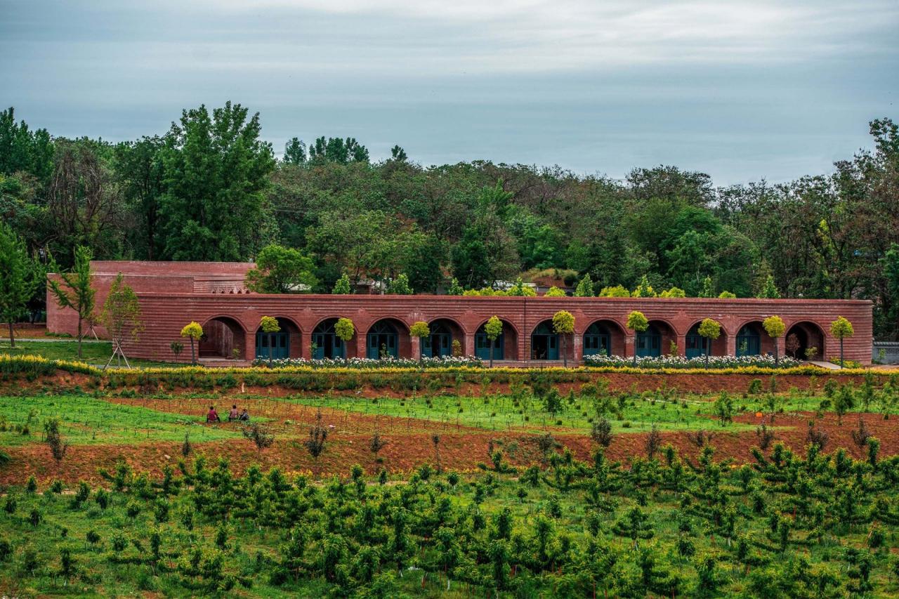 BIM建筑| 李子沟村红砖自然礼堂 / KEYWORKS + 礽建筑