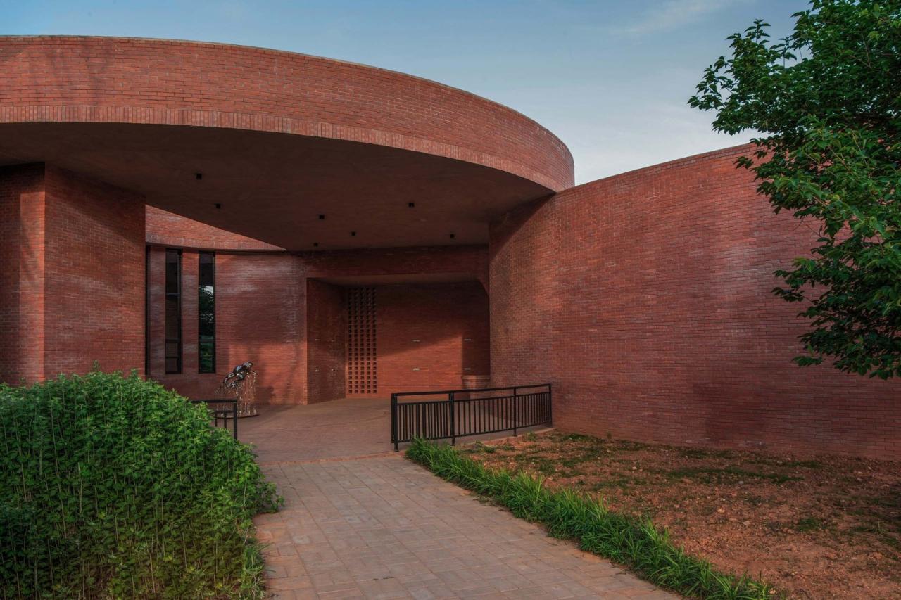 BIM建筑| 李子沟村红砖自然礼堂 / KEYWORKS + 礽建筑