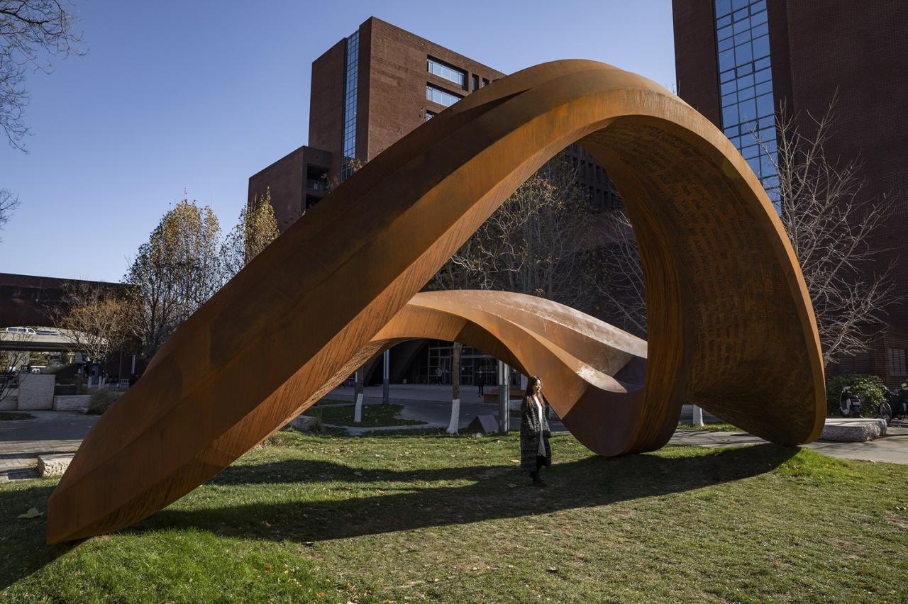 BIM建筑|《永无止境》——纪念北京外国语大学建校八十周年公共艺术作品 / 胡泉纯新作