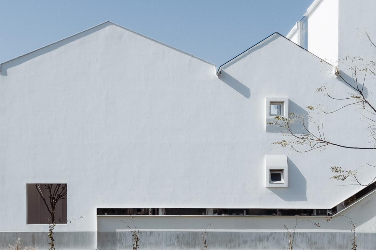 BIM建筑|剖面就是立面：白色的苏州伴宅 / Wutopia Lab