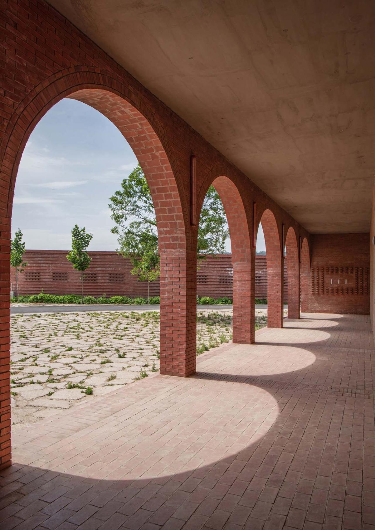 BIM建筑| 李子沟村红砖自然礼堂 / KEYWORKS + 礽建筑