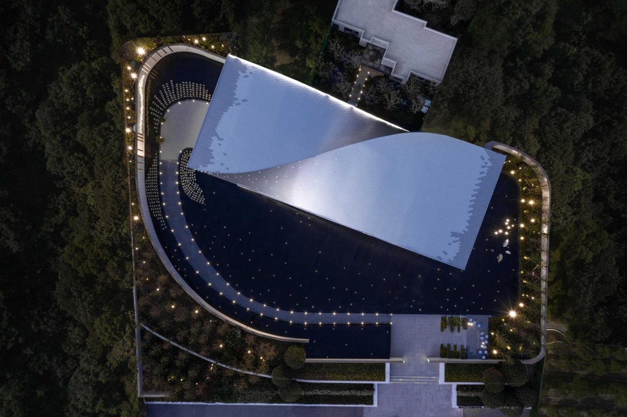 BIM建筑|武汉城建 · 花山印象：旋扭的动感 / 成执设计