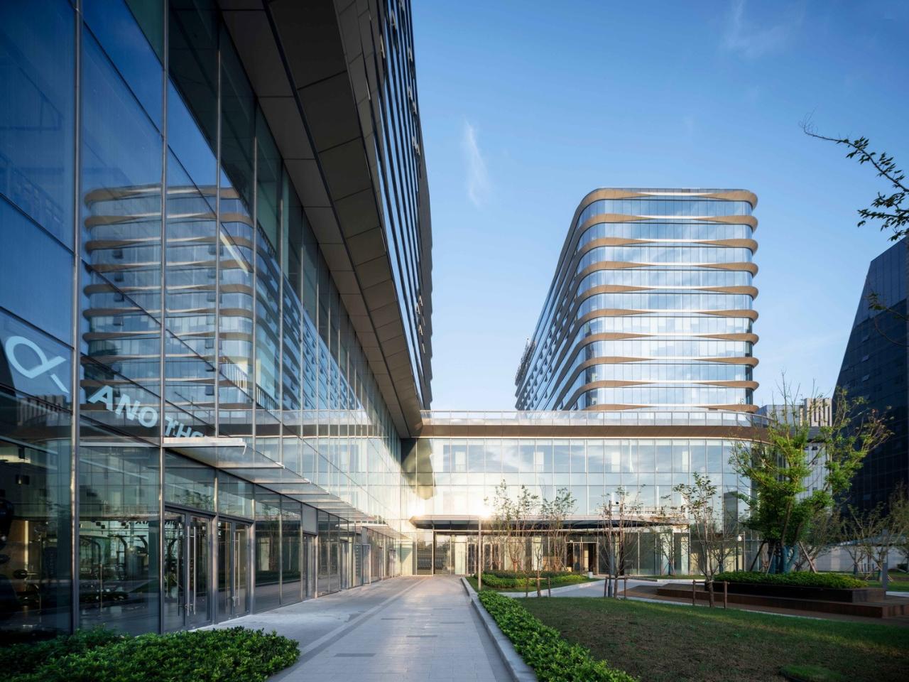 BIM建筑|流动立面平衡方正体量：南京金地威新 ▪ 雨花创新中心 / 成执设计