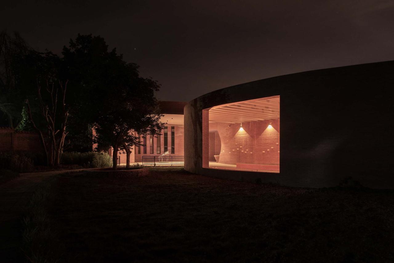 BIM建筑| 李子沟村红砖自然礼堂 / KEYWORKS + 礽建筑