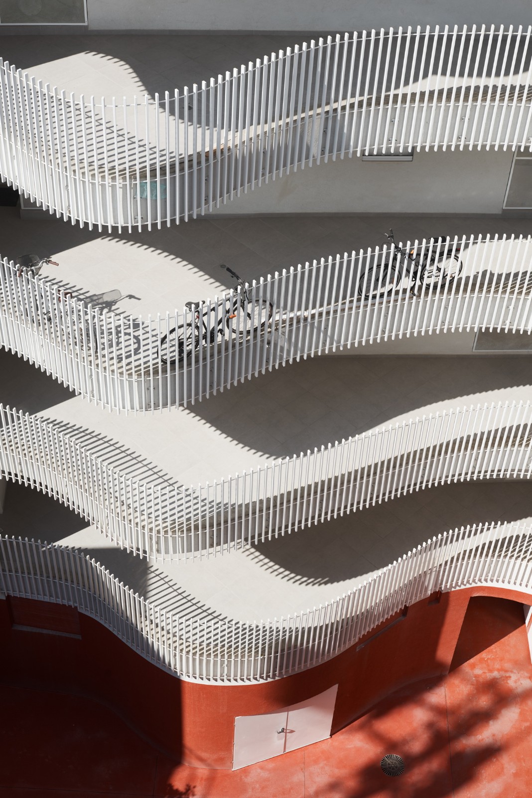 BIM建筑|飘带一般的中央公寓楼 / HQ Architects