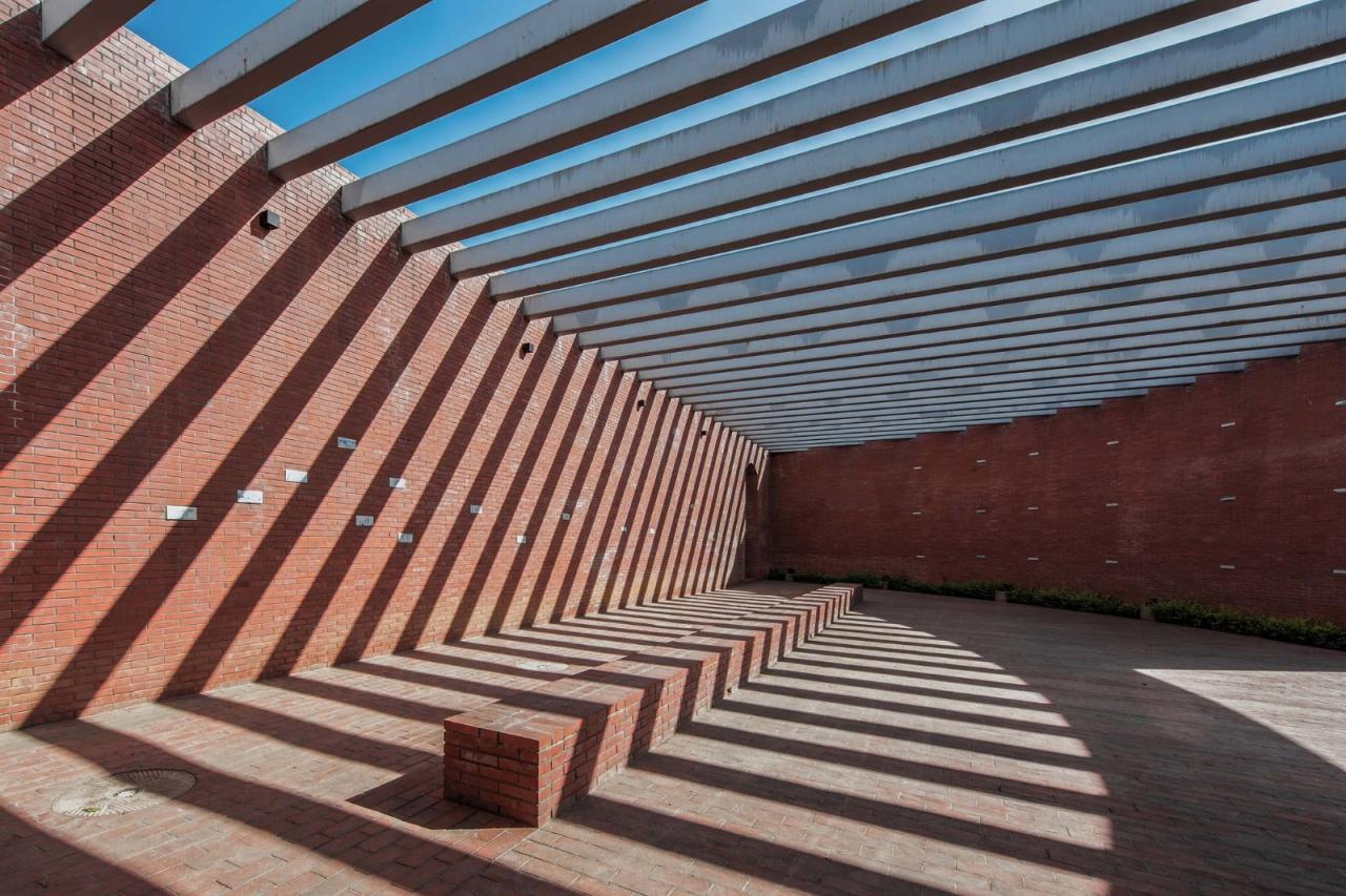 BIM建筑| 李子沟村红砖自然礼堂 / KEYWORKS + 礽建筑