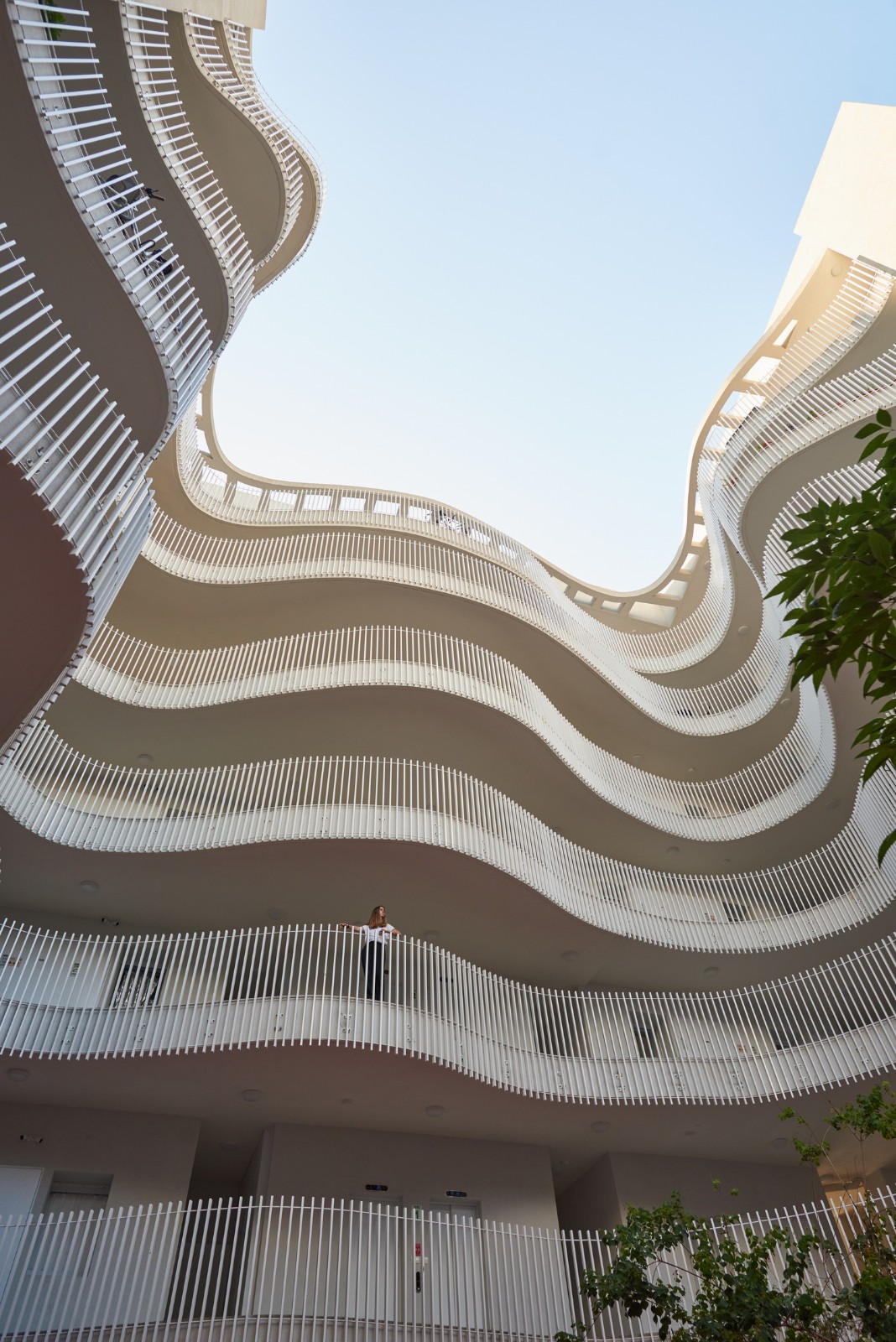 BIM建筑|飘带一般的中央公寓楼 / HQ Architects