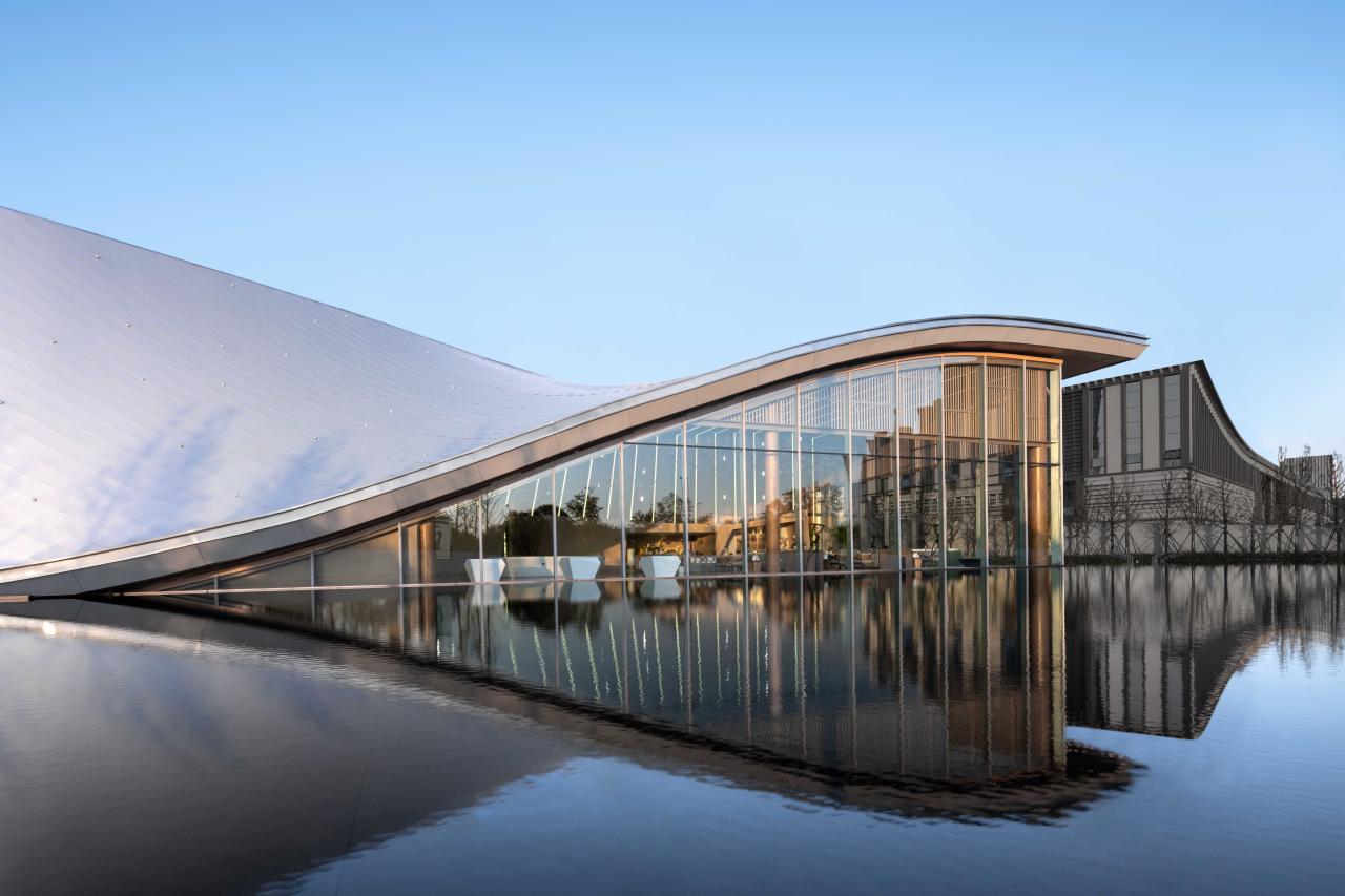 BIM建筑|武汉城建 · 花山印象：旋扭的动感 / 成执设计