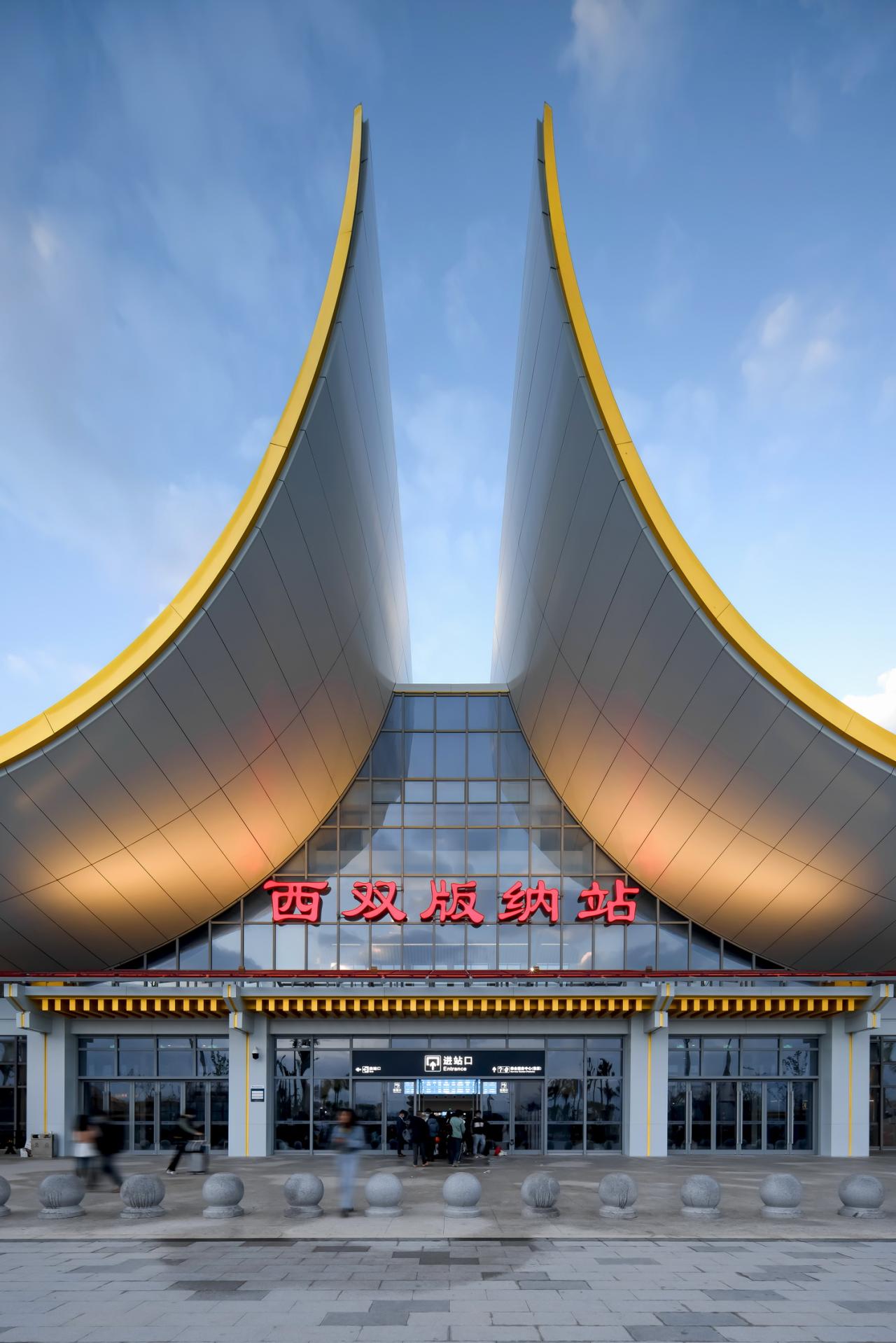 BIM建筑|雀舞彩云：中老铁路-西双版纳站室内设计 / CCDI悉地国际