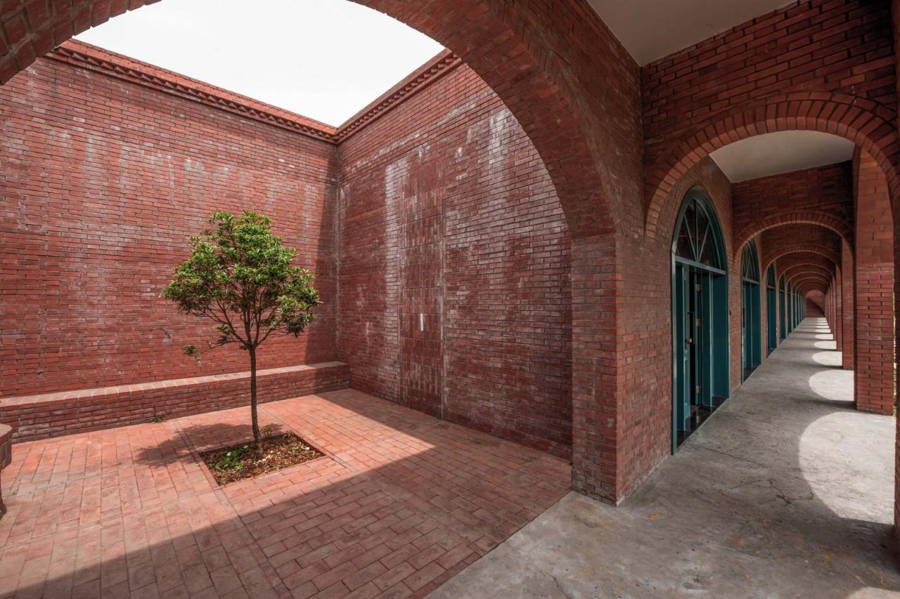 BIM建筑| 李子沟村红砖自然礼堂 / KEYWORKS + 礽建筑