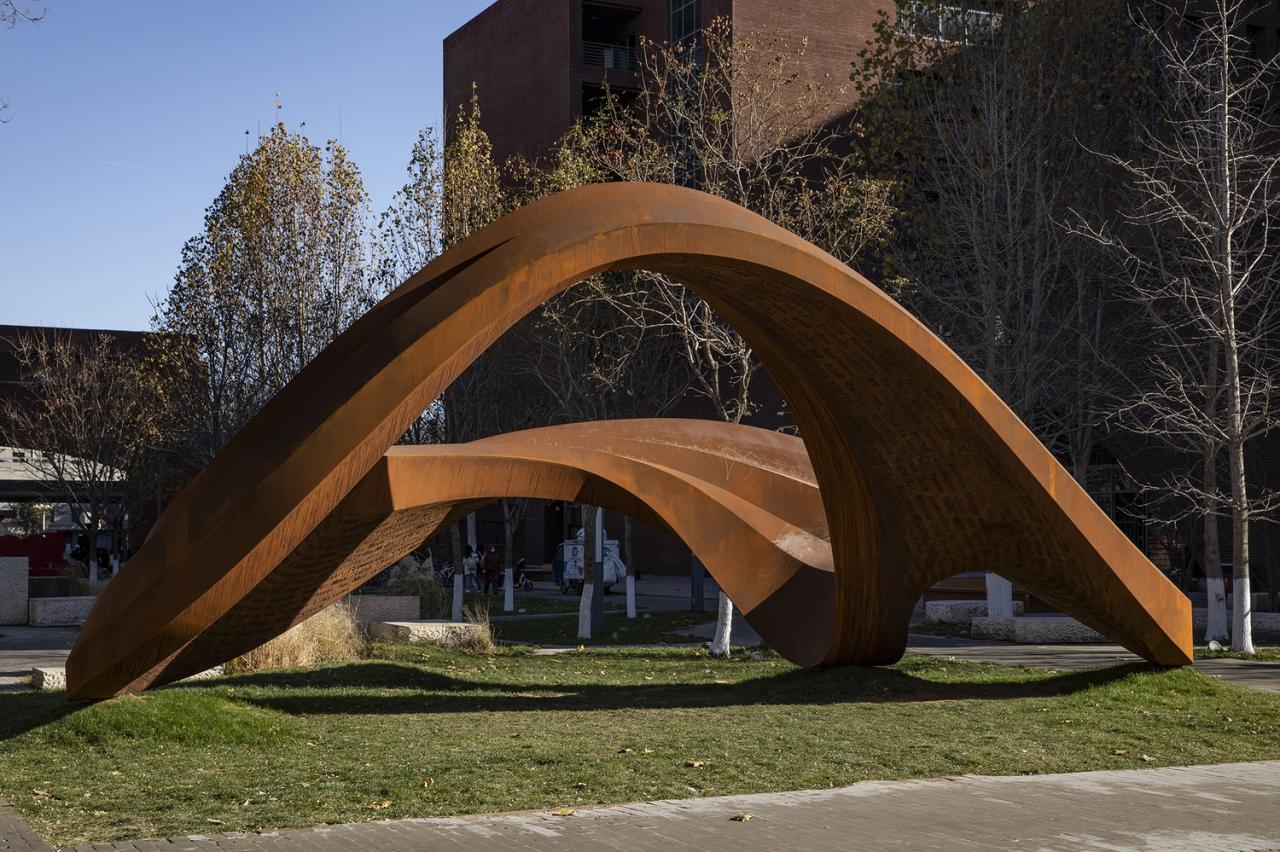 BIM建筑|《永无止境》——纪念北京外国语大学建校八十周年公共艺术作品 / 胡泉纯新作