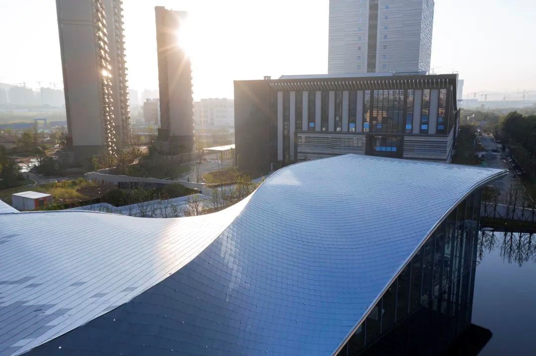 BIM建筑|武汉城建 · 花山印象：旋扭的动感 / 成执设计