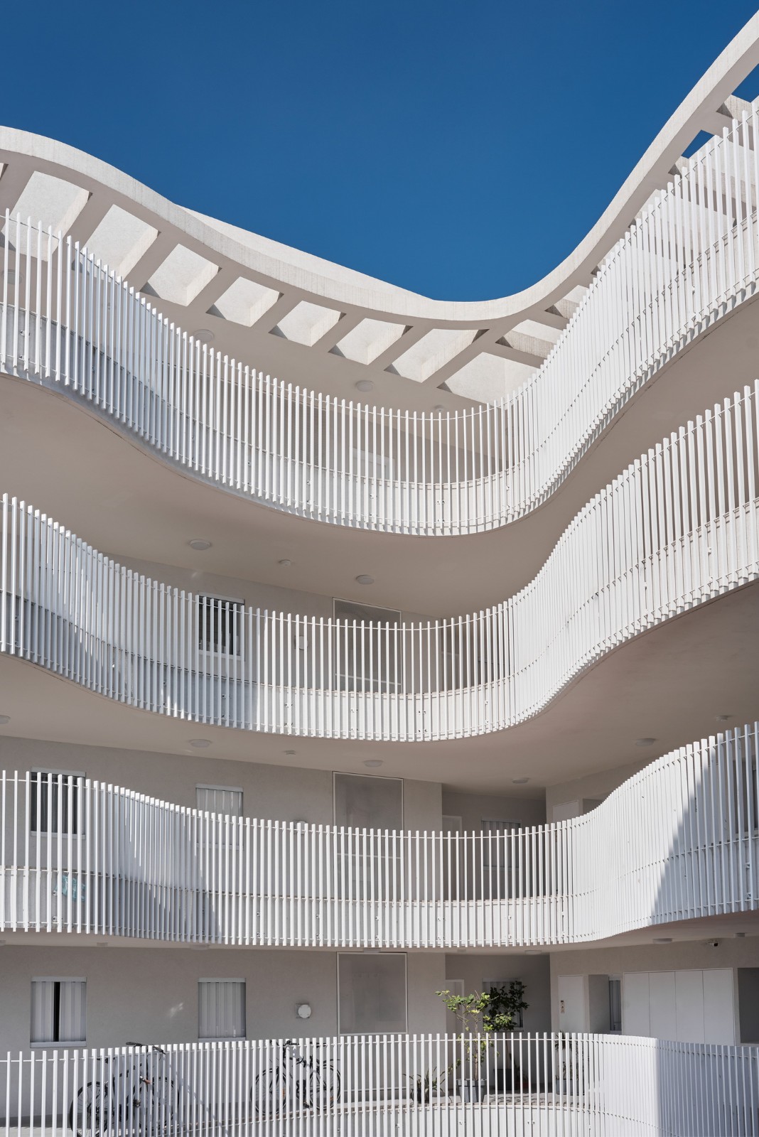 BIM建筑|飘带一般的中央公寓楼 / HQ Architects