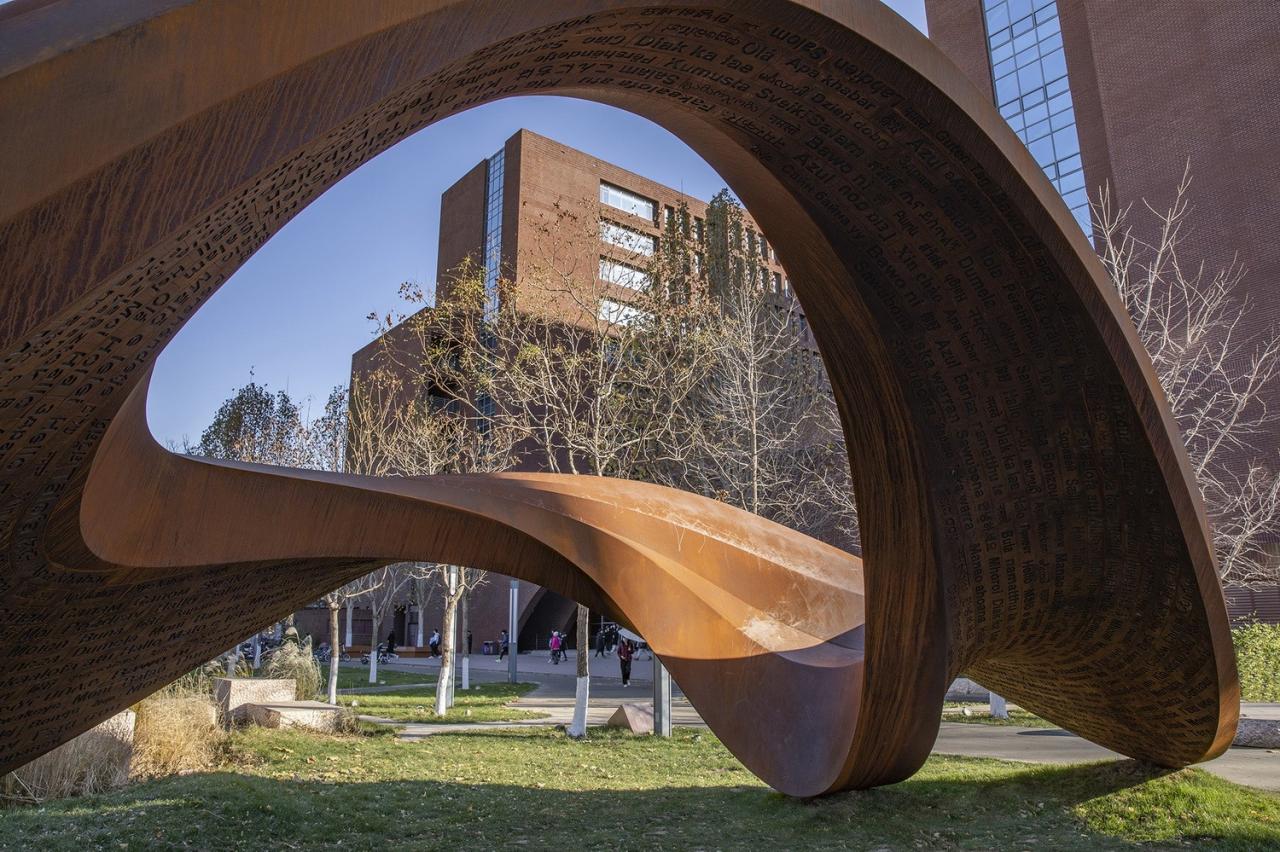 BIM建筑|《永无止境》——纪念北京外国语大学建校八十周年公共艺术作品 / 胡泉纯新作