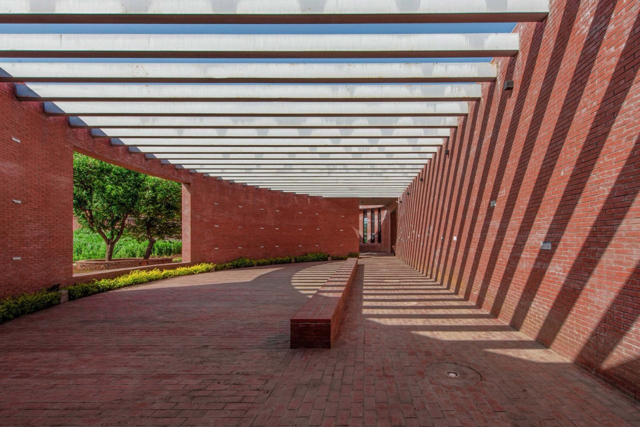 BIM建筑| 李子沟村红砖自然礼堂 / KEYWORKS + 礽建筑