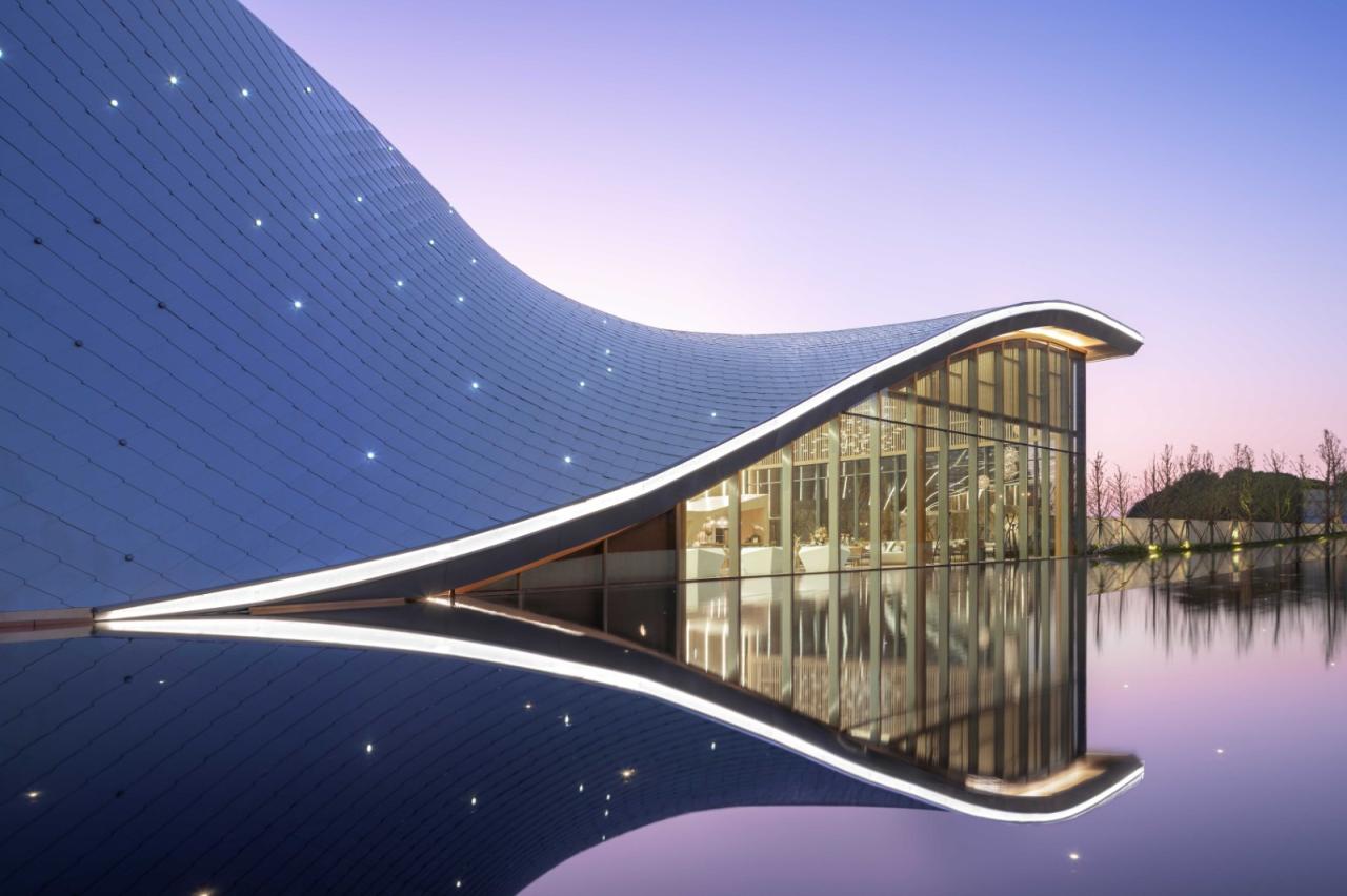 BIM建筑|武汉城建 · 花山印象：旋扭的动感 / 成执设计