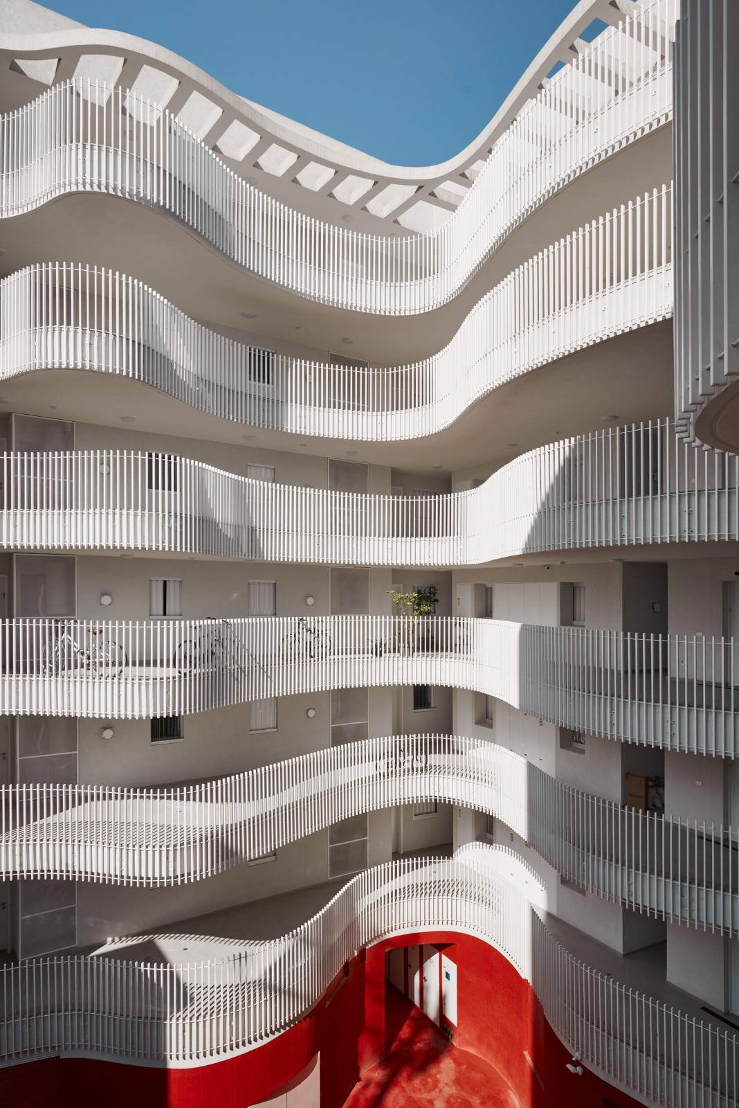 BIM建筑|飘带一般的中央公寓楼 / HQ Architects