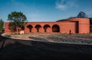 BIM建筑| 李子沟村红砖自然礼堂 / KEYWORKS + 礽建筑-BIM建筑网