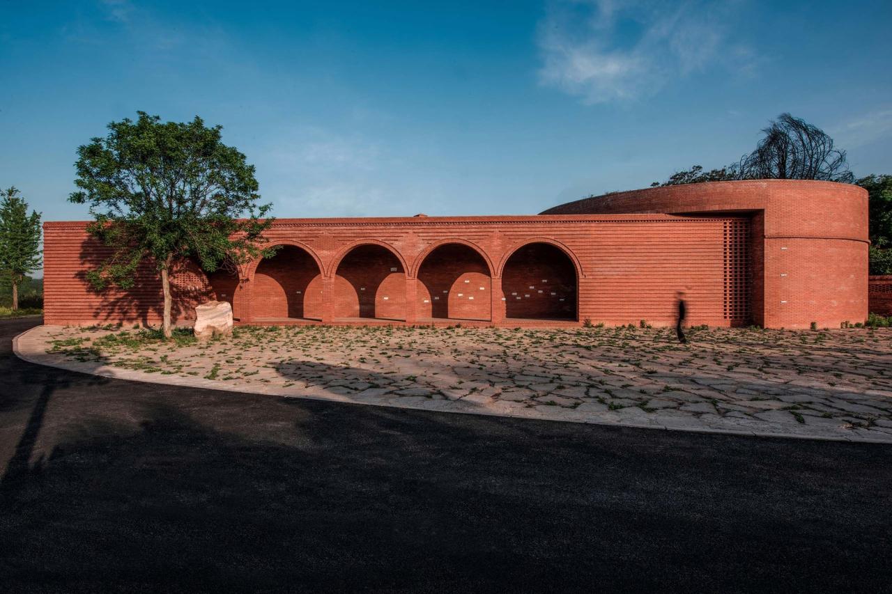 BIM建筑| 李子沟村红砖自然礼堂 / KEYWORKS + 礽建筑