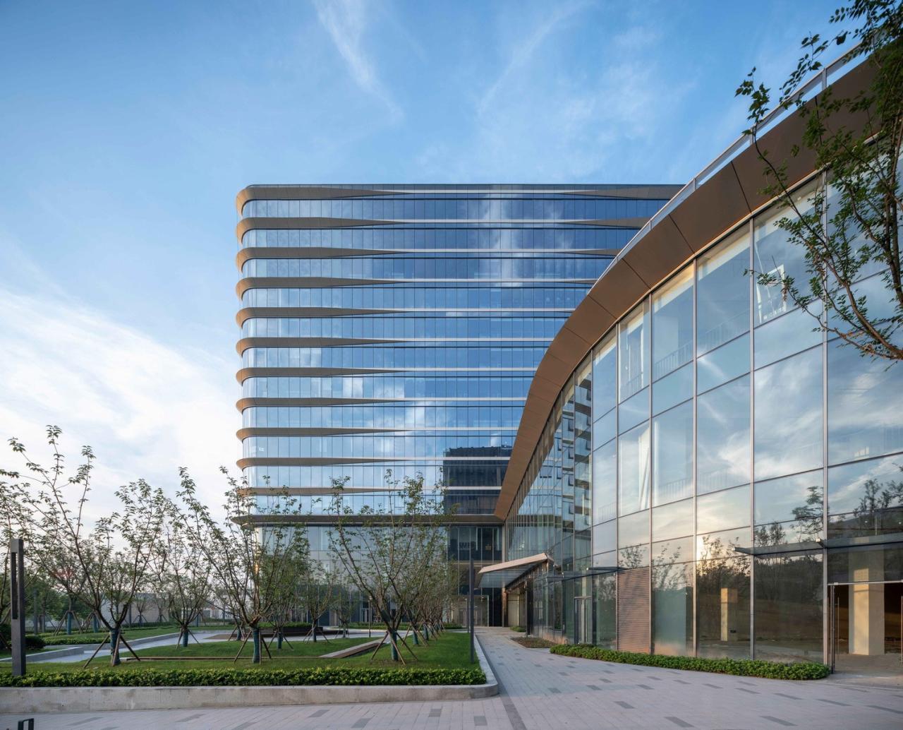 BIM建筑|流动立面平衡方正体量：南京金地威新 ▪ 雨花创新中心 / 成执设计