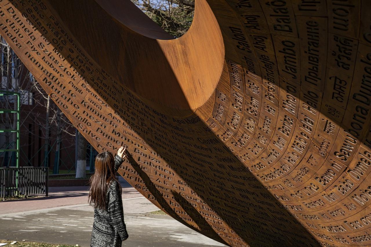 BIM建筑|《永无止境》——纪念北京外国语大学建校八十周年公共艺术作品 / 胡泉纯新作