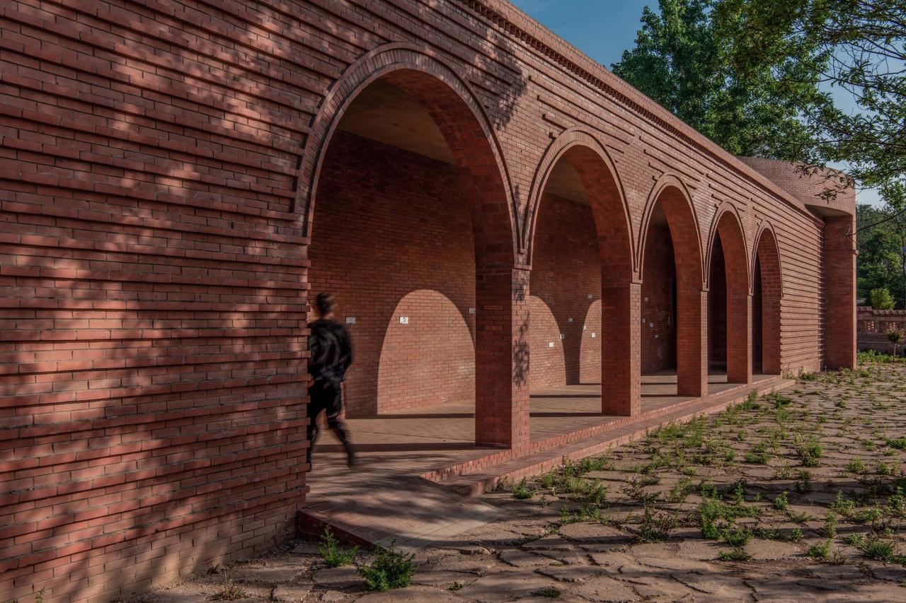 BIM建筑| 李子沟村红砖自然礼堂 / KEYWORKS + 礽建筑