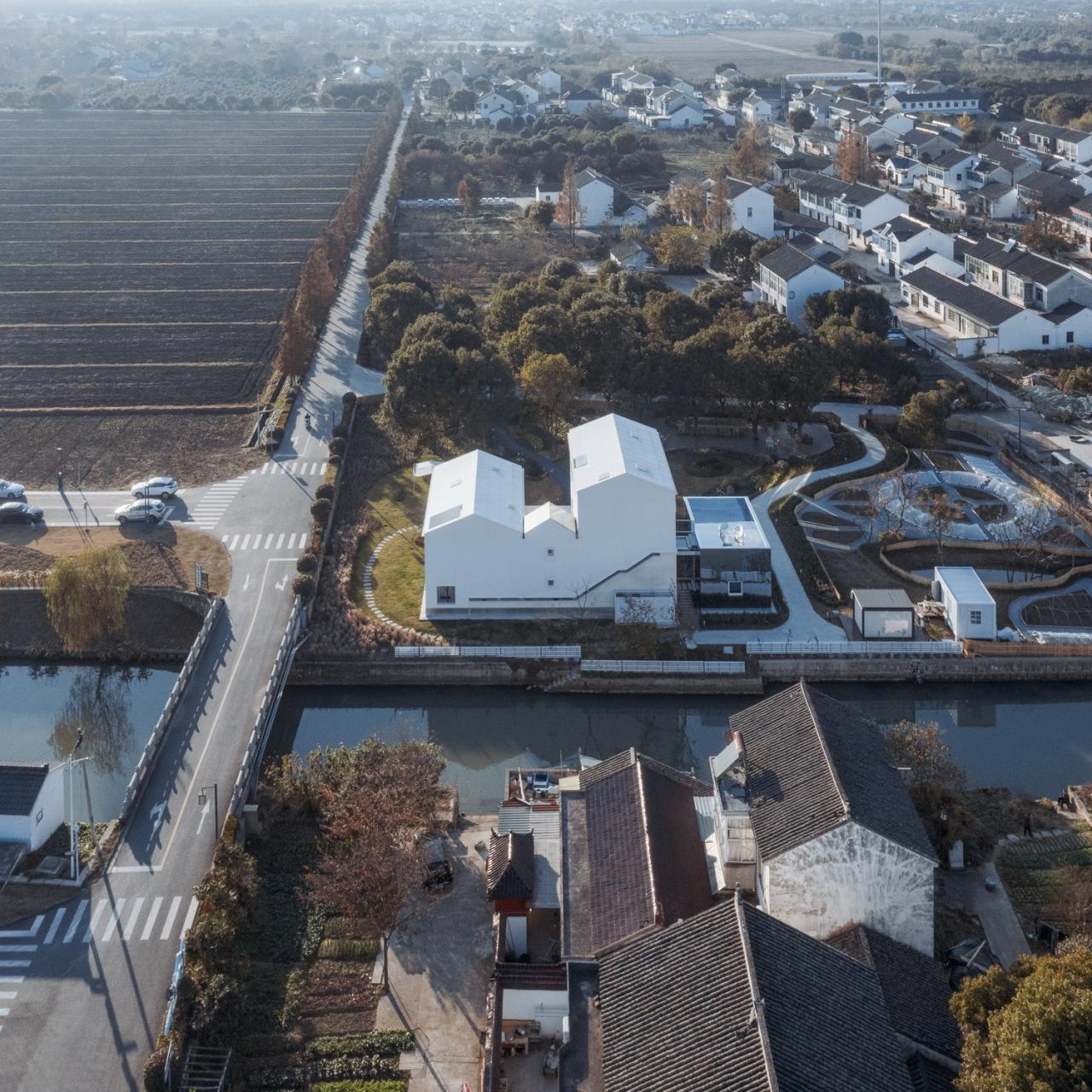 BIM建筑|剖面就是立面：白色的苏州伴宅 / Wutopia Lab