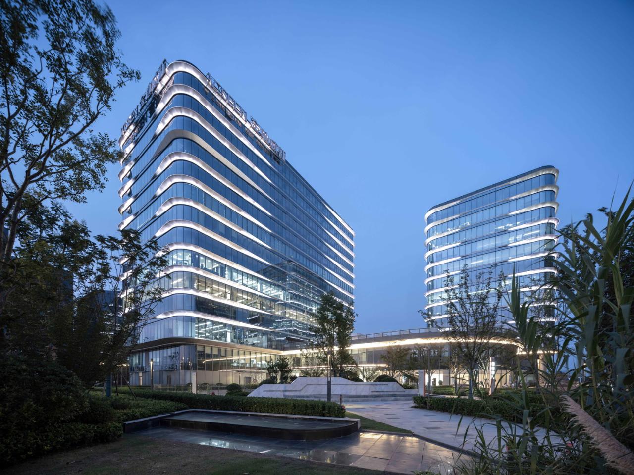 BIM建筑|流动立面平衡方正体量：南京金地威新 ▪ 雨花创新中心 / 成执设计