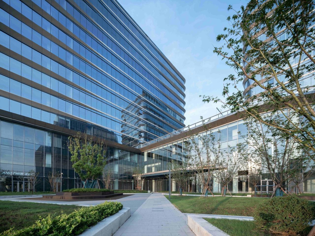 BIM建筑|流动立面平衡方正体量：南京金地威新 ▪ 雨花创新中心 / 成执设计