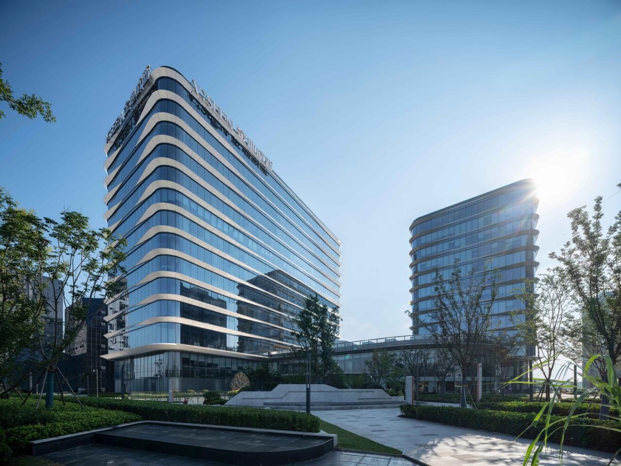 BIM建筑|流动立面平衡方正体量：南京金地威新 ▪ 雨花创新中心 / 成执设计