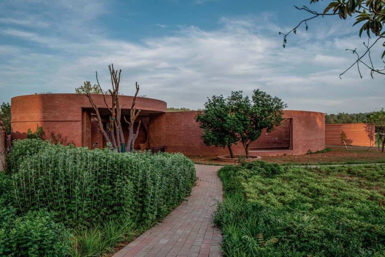 BIM建筑| 李子沟村红砖自然礼堂 / KEYWORKS + 礽建筑