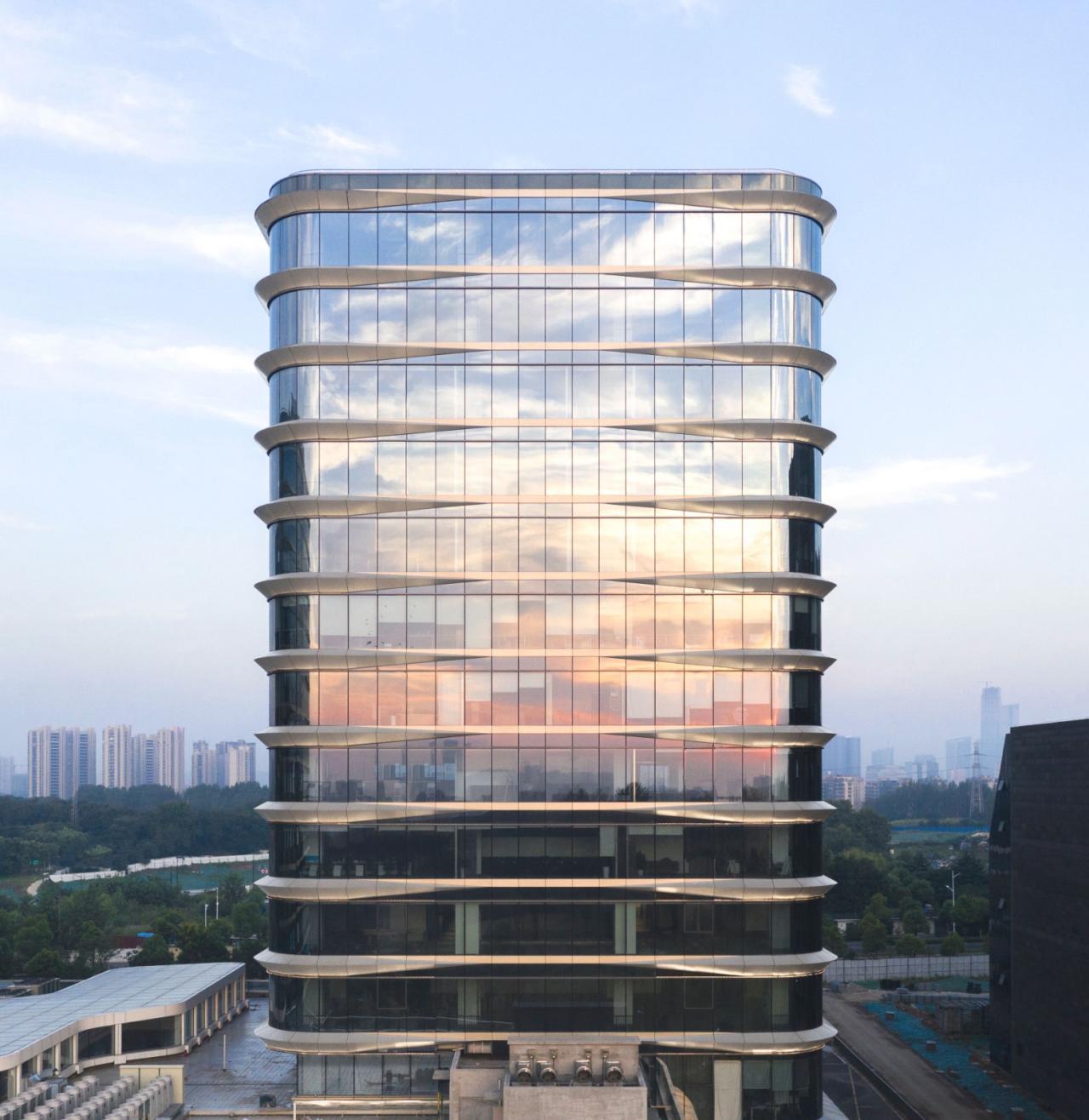 BIM建筑|流动立面平衡方正体量：南京金地威新 ▪ 雨花创新中心 / 成执设计