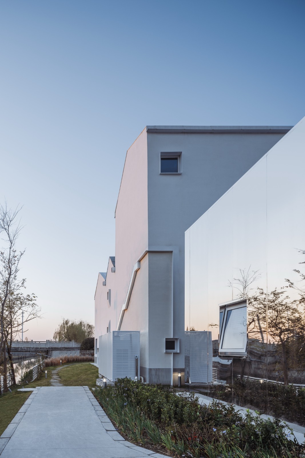 BIM建筑|剖面就是立面：白色的苏州伴宅 / Wutopia Lab