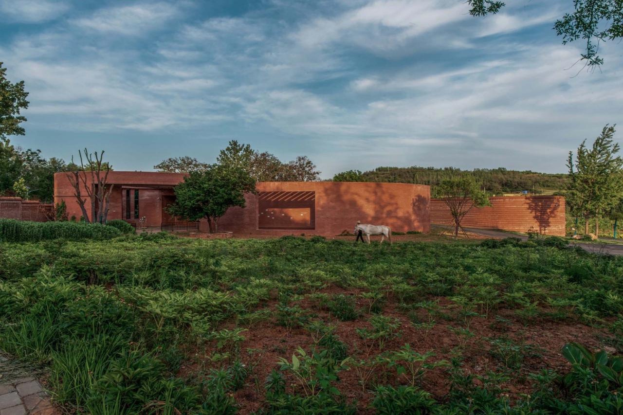 BIM建筑| 李子沟村红砖自然礼堂 / KEYWORKS + 礽建筑