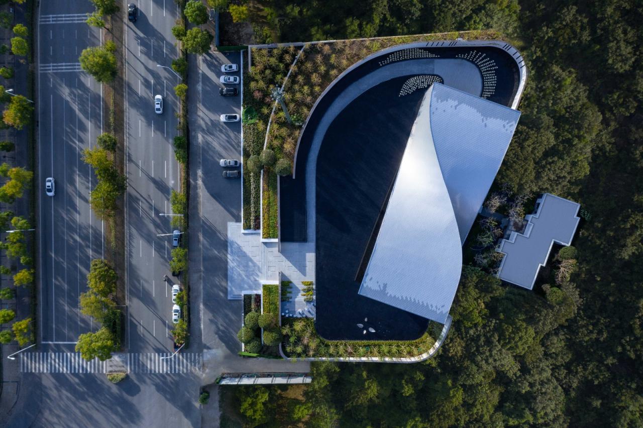 BIM建筑|武汉城建 · 花山印象：旋扭的动感 / 成执设计