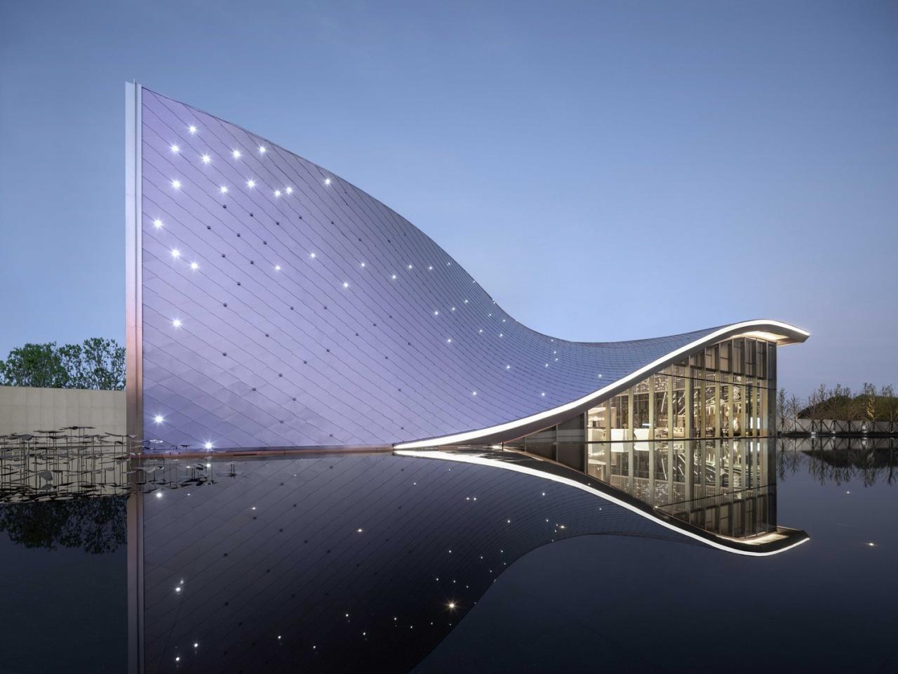 BIM建筑|武汉城建 · 花山印象：旋扭的动感 / 成执设计