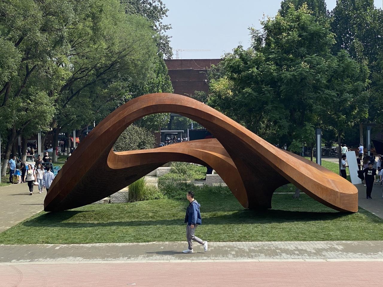 BIM建筑|《永无止境》——纪念北京外国语大学建校八十周年公共艺术作品 / 胡泉纯新作