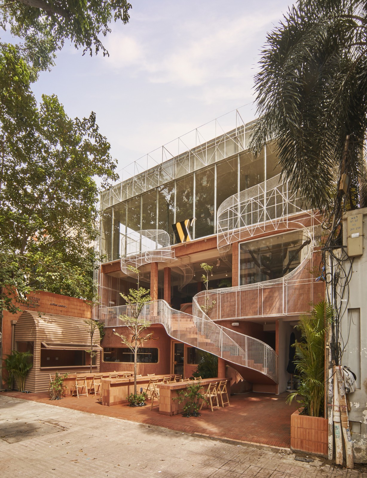 BIM建筑|曲线金属网格与红色赤土砖的碰撞：兄弟咖啡烘焙馆 / Red5studio