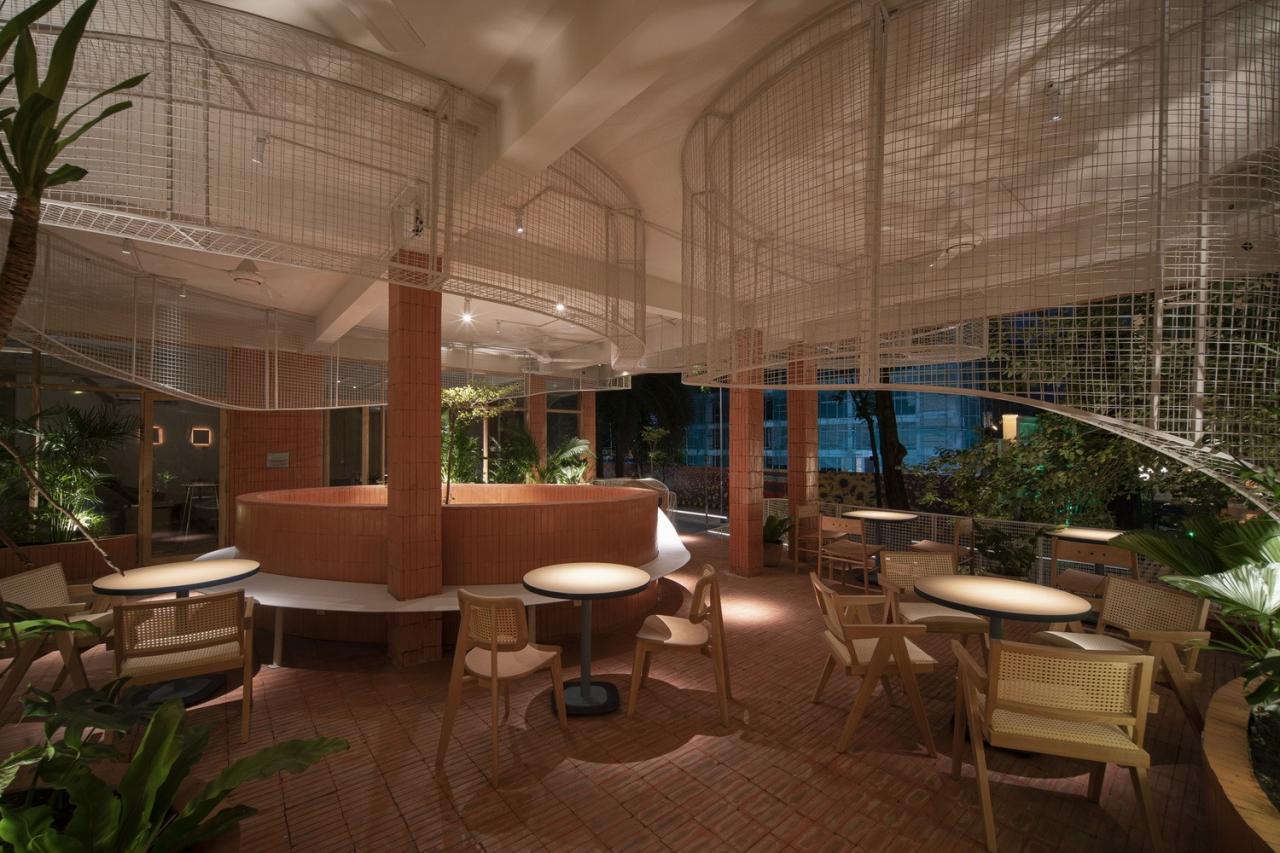 BIM建筑|曲线金属网格与红色赤土砖的碰撞：兄弟咖啡烘焙馆 / Red5studio