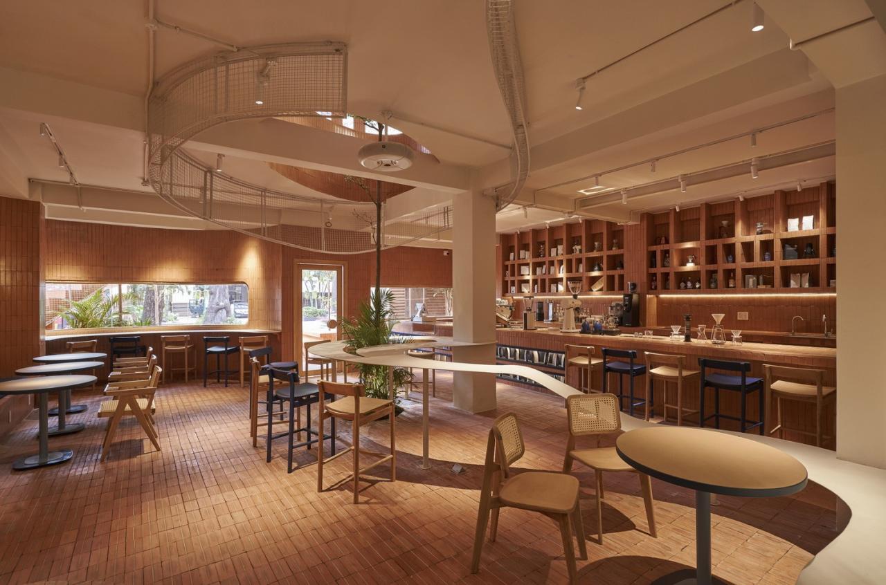 BIM建筑|曲线金属网格与红色赤土砖的碰撞：兄弟咖啡烘焙馆 / Red5studio