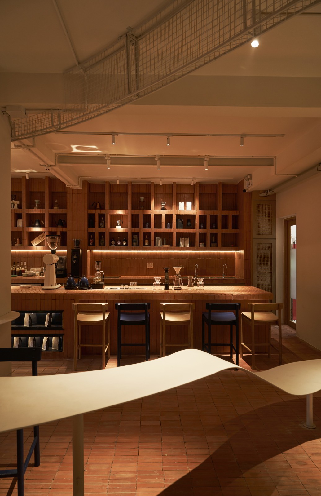 BIM建筑|曲线金属网格与红色赤土砖的碰撞：兄弟咖啡烘焙馆 / Red5studio