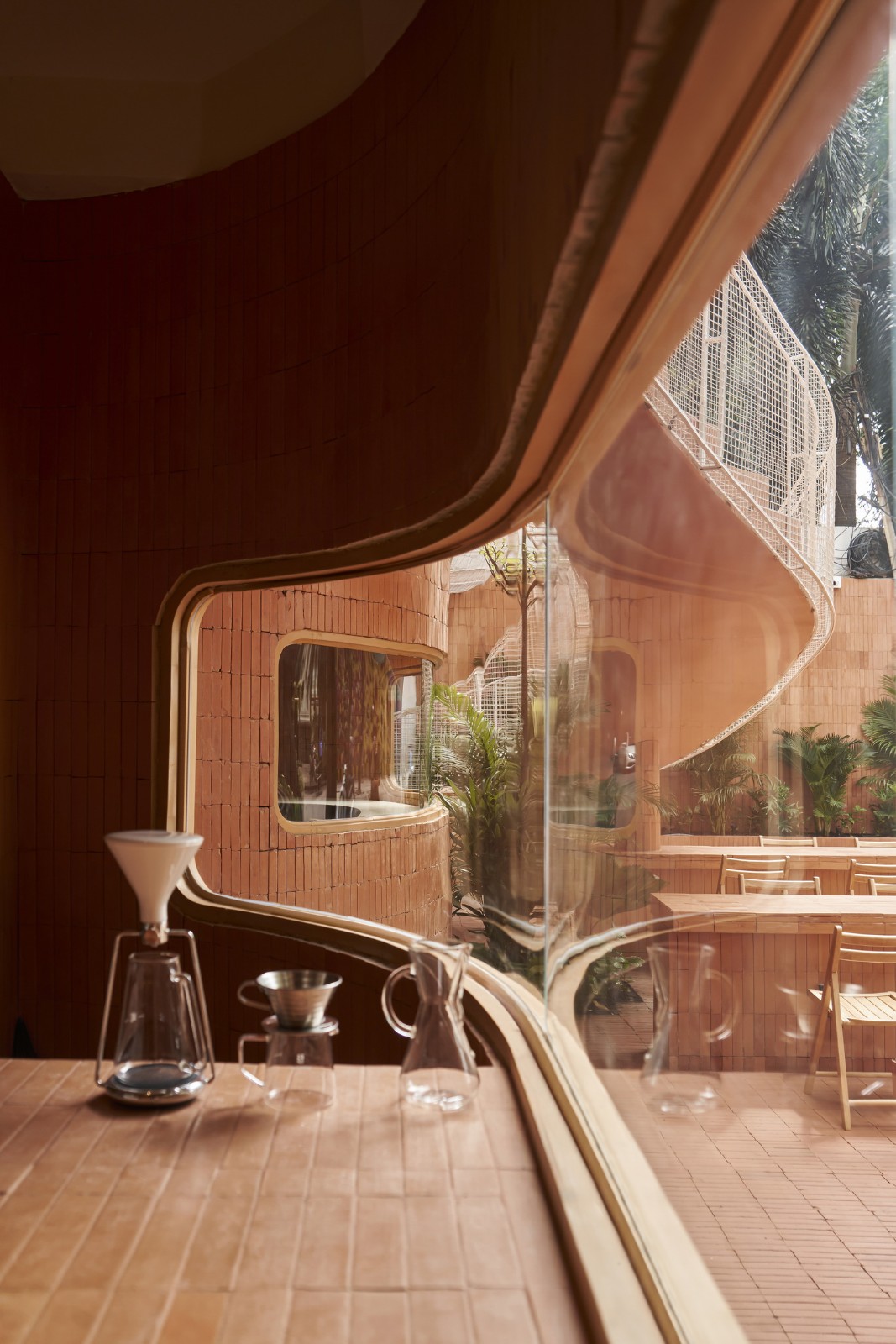 BIM建筑|曲线金属网格与红色赤土砖的碰撞：兄弟咖啡烘焙馆 / Red5studio